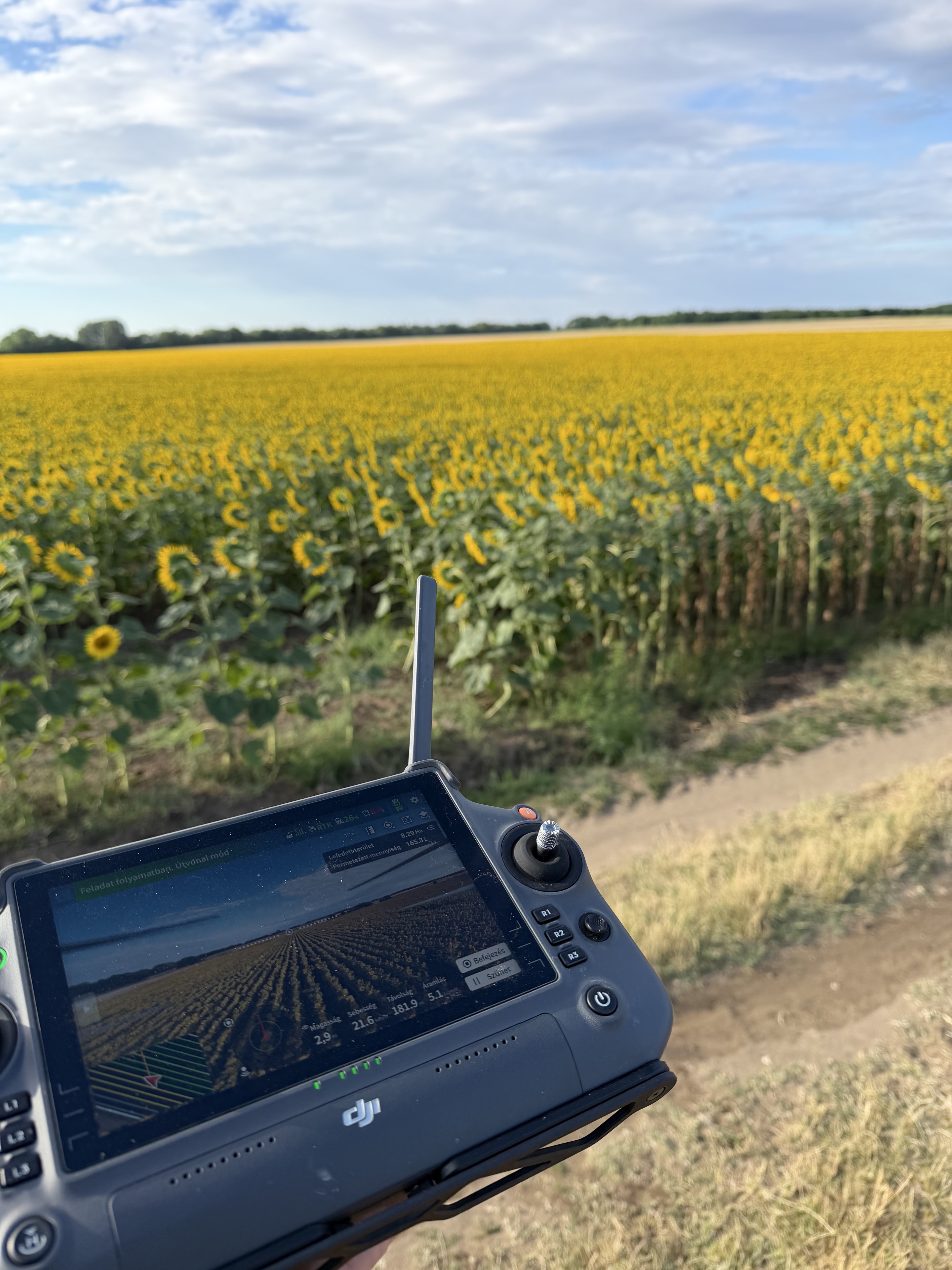 DJI távirányító tervezett repülési útvonallal