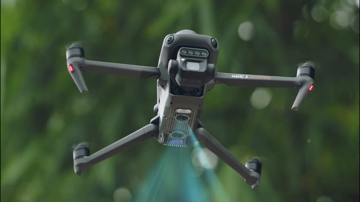 DJI Mavic 3M repülés közben, a multispektrális kamerák működésének illusztrációjával