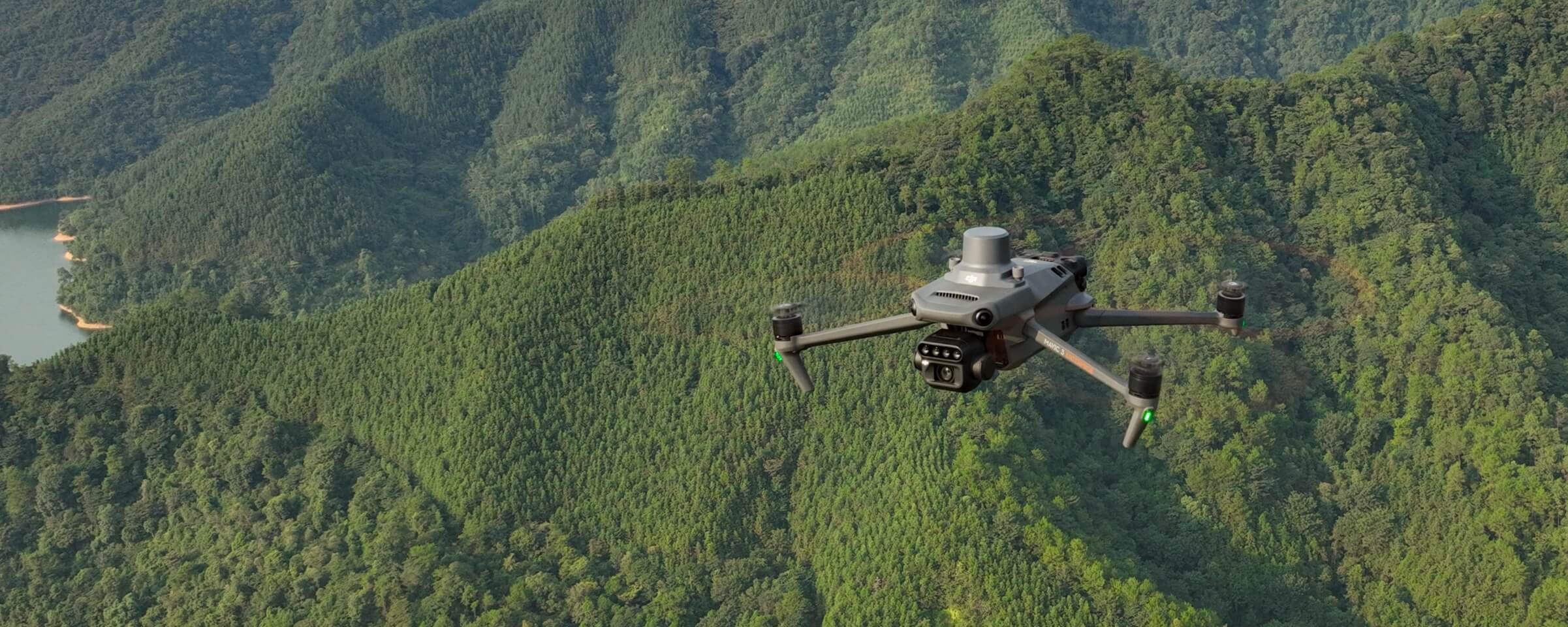 DJI Mavic 3M repül erdős mezőgazdasági táj felett