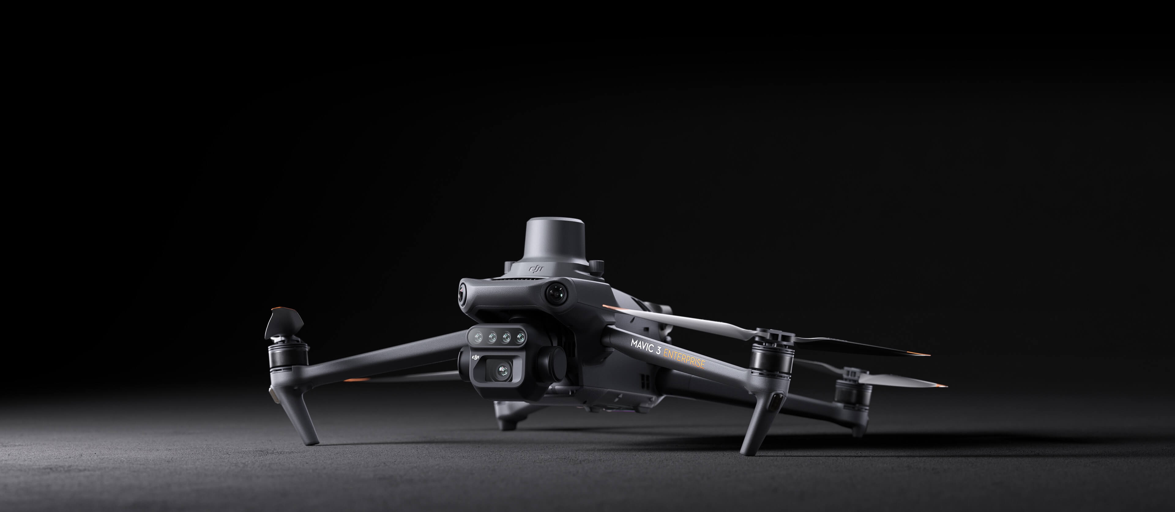 DJI Mavic 3M multispektrális drón sötét stúdiókörnyezetben